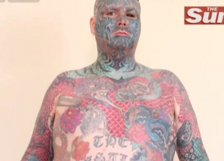 Cautare model om tatuat