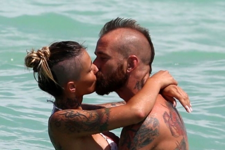 Cuplul rebel care a atras toate privirile la plaja. De ce a fost toata lumea cu ochii pe ei - FOTO Cuplul rebel care a atras toate privirile la plaja. De ce a fost toata lumea cu ochii pe ei - FOTO