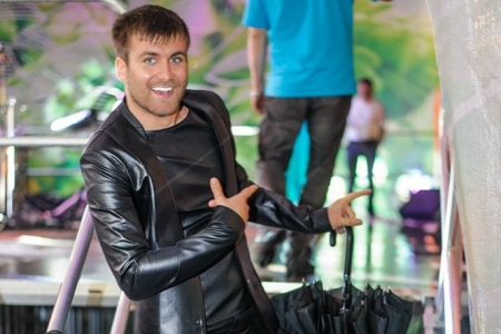 Nu se mai dezlipeste de el? Ionel Istrati in acelasi costum la 5 evenimente diferite - FOTO Nu se mai dezlipeste de el? Ionel Istrati in acelasi costum la 5 evenimente diferite - FOTO