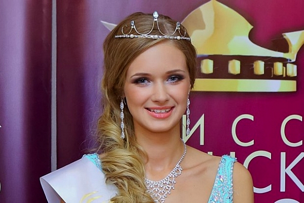 A ajuns din Regina frumusetii cea a desfraului. Cum a fost fotografiata o miss din Belarus
A ajuns din Regina frumusetii cea a desfraului. Cum a fost fotografiata o miss din Belarus