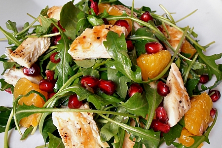 Salata de rucola cu pui, portocala si rodie