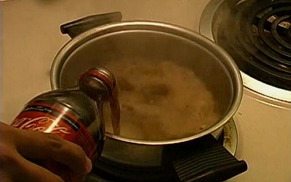 Incredibil: Ce se intampla daca fierbi timp de 25 de minute o Coca-Cola - VIDEO
Incredibil: Ce se intampla daca fierbi timp de 25 de minute o Coca-Cola - VIDEO