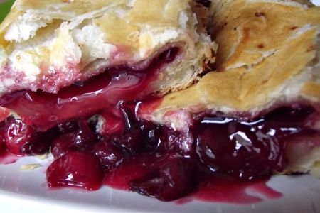 Desert delicios: Strudel cu visine