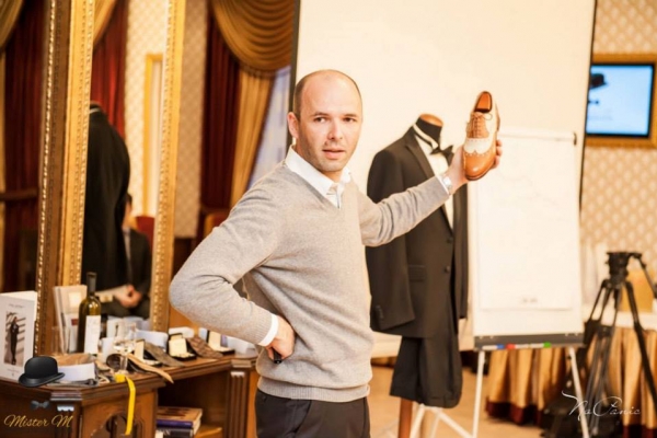 Cel mai renumit pantofar are un ucenic! Cui i-a permis Valentin Frunza sa intre in atelier Cel mai renumit pantofar are un ucenic! Cui i-a permis Valentin Frunza sa intre in atelier
