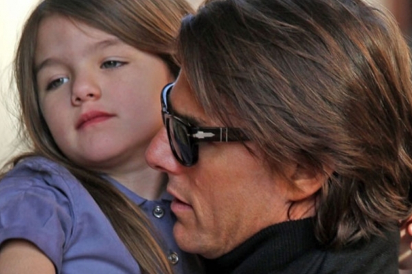 "E o scarba. E un copil mic si razgaiat"! Fiica lui Tom Cruise, agresata verbal de un fotograf - VIDEO "E o scarba. E un copil mic si razgaiat"! Fiica lui Tom Cruise, agresata verbal de un fotograf - VIDEO