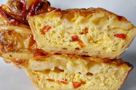 Minitarte cu branza feta si ardei