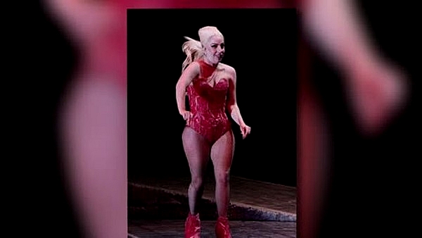 A slabit si a iesit la plimbare ... in sutien! Lady Gaga, aproape goala prin New York - FOTO