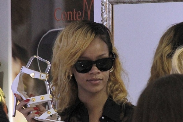 Toti s-au uitat la ea: Rihanna, la cumparaturi intr-un mall din Monaco...in costum de baie - FOTO Toti s-au uitat la ea: Rihanna, la cumparaturi intr-un mall din Monaco...in costum de baie - FOTO