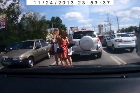 Trei fete, un ACCIDENT! Aparitia lor in mijlocul strazii i-a zapacit pe soferi -VIDEO Trei fete, un ACCIDENT! Aparitia lor in mijlocul strazii i-a zapacit pe soferi -VIDEO