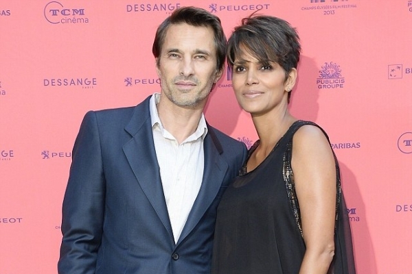 Halle Berry si Olivier Martinez s-au casatorit. Ceremonia a fost restransa si pazita - FOTO Halle Berry si Olivier Martinez s-au casatorit. Ceremonia a fost restransa si pazita - FOTO