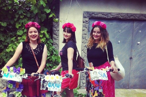Cochete si pe ... biciclete! Vezi cum au promovat ciclismul 60 de fete din capitala - VIDEO