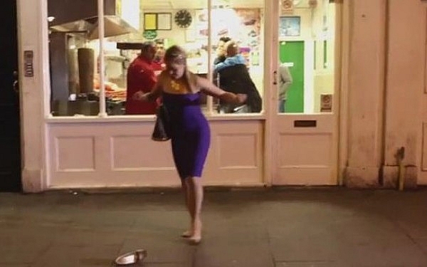 Imaginile care le "fac de rusine" pe femeile din Marea Britanie: ce incearca sa faca tanara - VIDEO
Imaginile care le "fac de rusine" pe femeile din Marea Britanie: ce incearca sa faca tanara - VIDEO