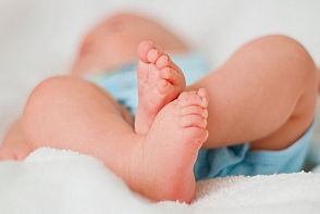 Mamicile povestesc!" Am ridicat capul si am vazut talpitele, nu-mi venea a crede ca era fetita mea..." 