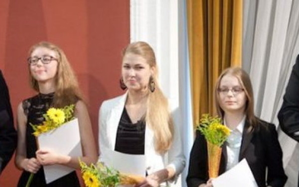 E cea mai silitoare eleva din Lituania. Profesorii au intrat in pamant de rusine la festivitatea de premiere
