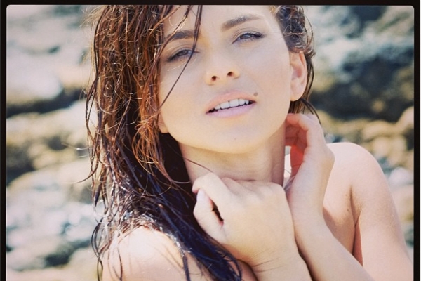 Imaginea care a innebunit fanii. Inna, complet goala pe plaja - FOTO