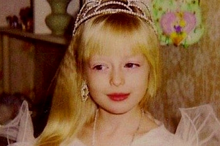N-o sa-ti vina sa crezi! Cum s-a transformat fetita din imagine la adolescenta - FOTO