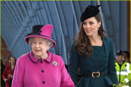 A replicat savuros! Cum a luat-o regina Marii Britanii la misto pe Kate Middleton, intrebata de sexul copilului