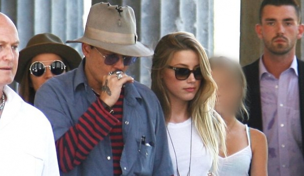 Johnny Depp isi arata sentimentele fata de noua iubita in public FOTO
Johnny Depp isi arata sentimentele fata de noua iubita in public FOTO
