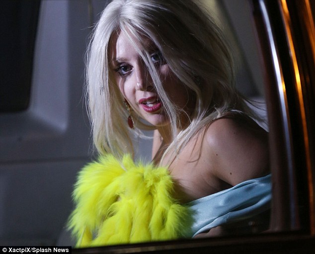 Lady Gaga a ramas cu sanii goi, fara ca sa-si dea seama! Cum s-a intamplat incidentul - FOTO
