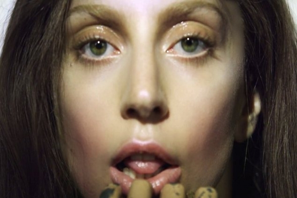 Lady Gaga a pozat complet goala! Cum isi promoveaza vedeta noul album - FOTO Lady Gaga a pozat complet goala! Cum isi promoveaza vedeta noul album - FOTO