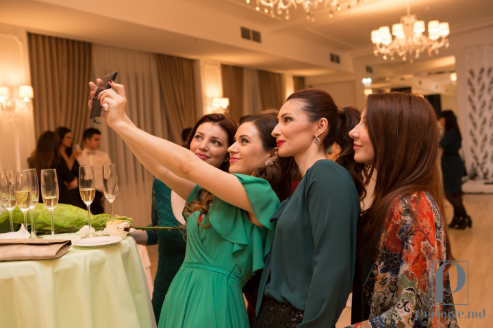 Au cochetat in fata fotografilor si au facut zeci de selfie-uri. Iata o GALERIE FOTO de la eveniment Au cochetat in fata fotografilor si au facut zeci de selfie-uri. Iata o GALERIE FOTO de la eveniment