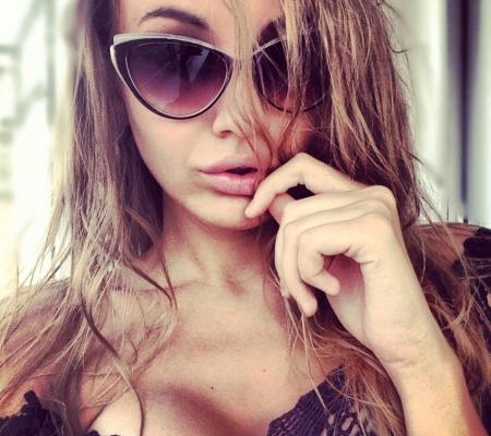 Se lucreaza mai cu spor: o angajata a Dumei rusesti, aproape dezbracata pe Facebook - FOTO Se lucreaza mai cu spor: o angajata a Dumei rusesti, aproape dezbracata pe Facebook - FOTO