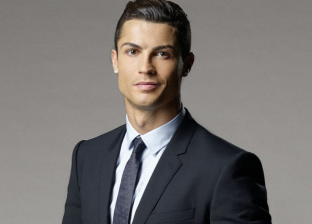 Ronaldo, in cele mai jucause pozitii! Cum si-a prezentat fotbalistul noua colectie de pantofi - FOTO
Ronaldo, in cele mai jucause pozitii! Cum si-a prezentat fotbalistul noua colectie de pantofi - FOTO