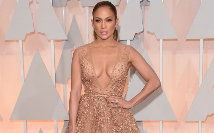 Jennifer Lopez, in sutien si cu abdomenul la vedere pe Instagram. Cum s-a fotografiat vedeta Jennifer Lopez, in sutien si cu abdomenul la vedere pe Instagram. Cum s-a fotografiat vedeta