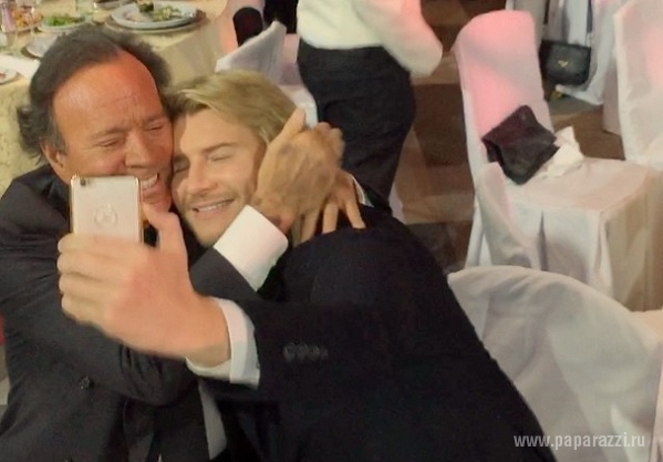 Pe Kirkorov l-a pupat, iar pe Kobzon l-a mangaiat pe obraz! Cum s-a distrat Julio Iglesias la o petrecere - FOTO Pe Kirkorov l-a pupat, iar pe Kobzon l-a mangaiat pe obraz! Cum s-a distrat Julio Iglesias la o petrecere - FOTO