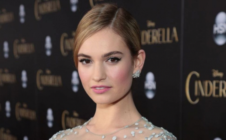 "Nu credeti ca e prea slaba?" Lily James, criticata pentru talia exagerat de subtire - FOTO