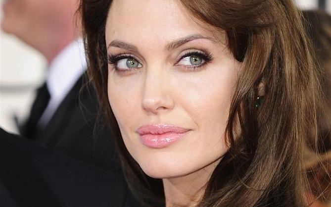A ajuns de nerecunoscut! Angelina Jolie, surprinsa la shopping, fara strop de make-up - FOTO