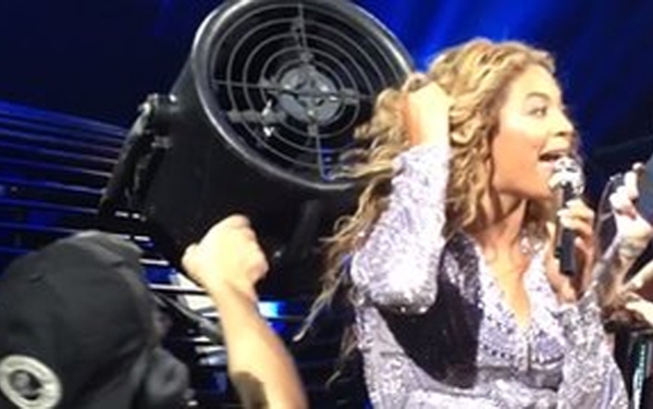 Incident chiar pe scena: Beyonce si-a prins parul intr-un ventilator. Cum a reactionat -VIDEO
Incident chiar pe scena: Beyonce si-a prins parul intr-un ventilator. Cum a reactionat -VIDEO