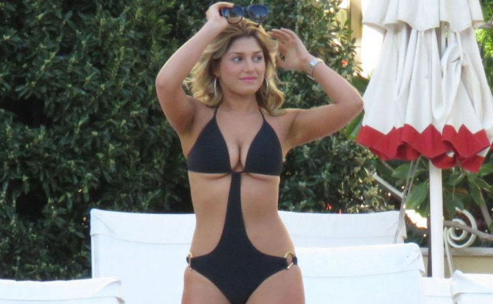 A transformat o iesire la piscina intr-un show erotic. Cum a aparut aceasta vedeta in costum de baie A transformat o iesire la piscina intr-un show erotic. Cum a aparut aceasta vedeta in costum de baie