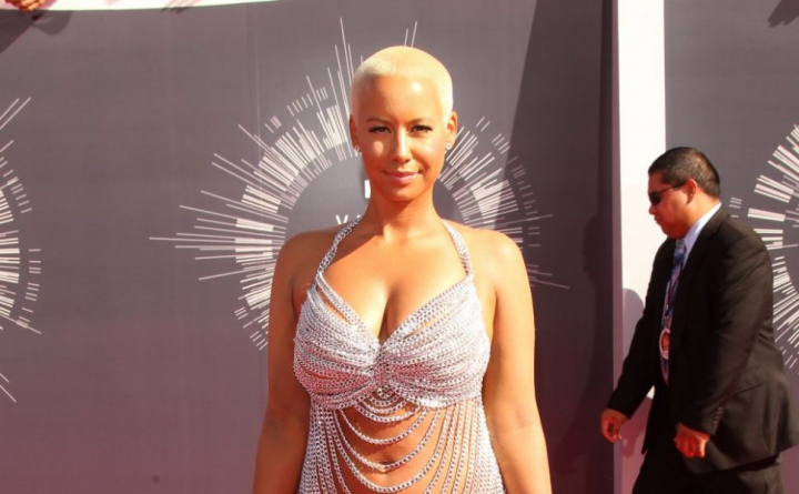 Provocatoare intr-un set de lenjerie intima prea mic pentru formele ei. Cum s-a pozat Amber Rose Provocatoare intr-un set de lenjerie intima prea mic pentru formele ei. Cum s-a pozat Amber Rose