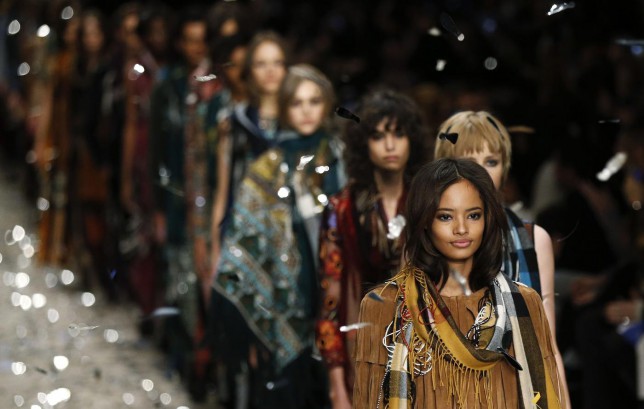 Burberry, colectie boho-chic la London Fashion Week! Casa de moda propune franjuri, camuflaj si cape