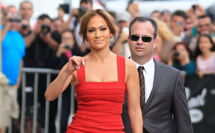 Jennifer Lopez, aparitie wow intr-o rochie rosie decoltata. Cat de bine arata tinuta pe corpul ei Jennifer Lopez, aparitie wow intr-o rochie rosie decoltata. Cat de bine arata tinuta pe corpul ei
