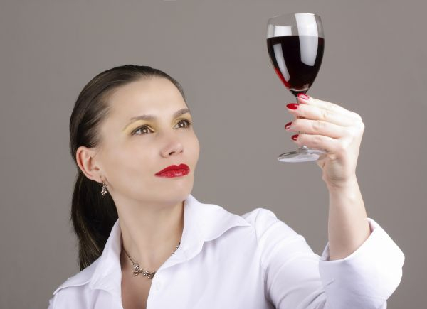 Stiati ca alcoolul ingrasa? Iata cum bauturile alcoolice ne afecteaza corpul