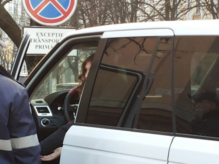 A vrut sa parcheze ilegal, dar a fost prinsa de politie. Cine e vedeta ghinionista - FOTO A vrut sa parcheze ilegal, dar a fost prinsa de politie. Cine e vedeta ghinionista - FOTO