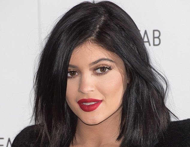 Si-a etalat formele intr-o tinuta provocatoare! Cum s-a imbracat sora lui Kim Kardashian la un eveniment - FOTO