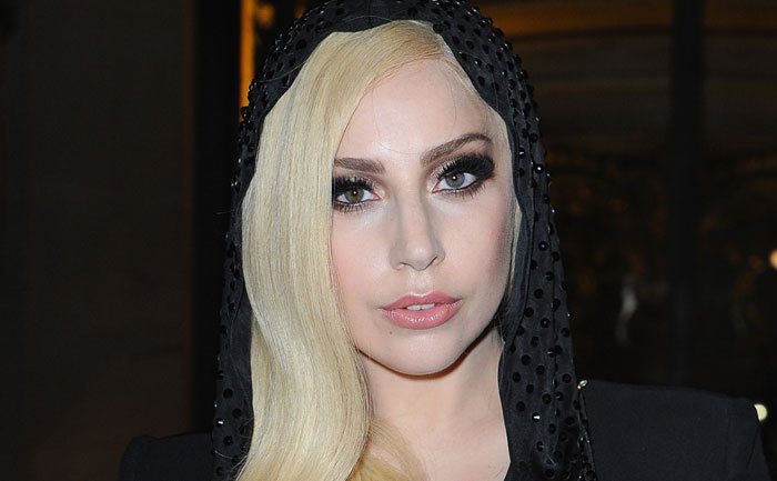 Fara inhibitii! Cum s-a lasat fotografiata Lady Gaga, in timp ce facea yoga - FOTO