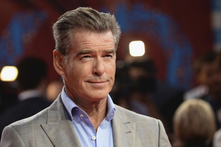 Asa tata, asa fiu! Pierce Brosnan si feciorul sau, alaturi de partenerele lor, la plaja - FOTO Asa tata, asa fiu! Pierce Brosnan si feciorul sau, alaturi de partenerele lor, la plaja - FOTO