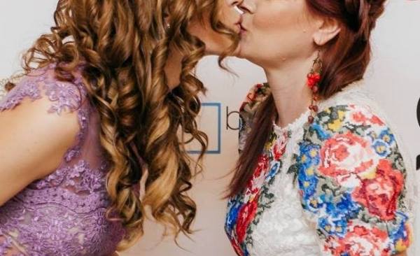 O artista de la noi s-a sarutat pasional cu o femeie. Cine e vedeta fara inhibitii - FOTO O artista de la noi s-a sarutat pasional cu o femeie. Cine e vedeta fara inhibitii - FOTO