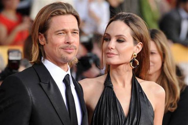 Angelina Jolie si Brad Pitt, intr-o ipostaza intima! Cat de pasionali au fost la un meci de fotbal - FOTO Angelina Jolie si Brad Pitt, intr-o ipostaza intima! Cat de pasionali au fost la un meci de fotbal - FOTO