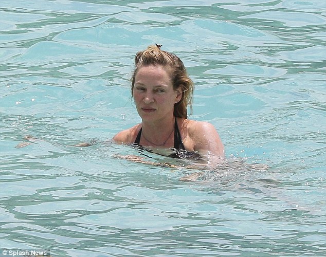 Uma Thurman, cu celulita si pielea lasata! Cum s-a zbenguit artista la plaja - FOTO