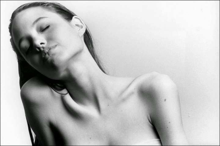 Imagini rare cu Angelina Jolie, in adolescenta! Cat de senzual a pozat intr-o sedinta foto vintage - FOTO