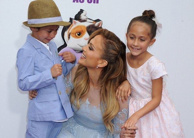 Jennifer Lopez, alaturi de gemenii sai, pe covorul rosu! Cum au fost surprinsi la premiera unui film Jennifer Lopez, alaturi de gemenii sai, pe covorul rosu! Cum au fost surprinsi la premiera unui film