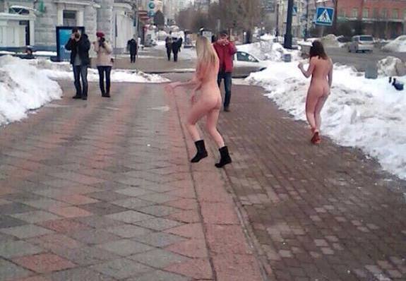 (+18) Doua rusoaice s-au zbenguit goale, ziua in amiaza mare! Afla cum s-a incheiat distractia