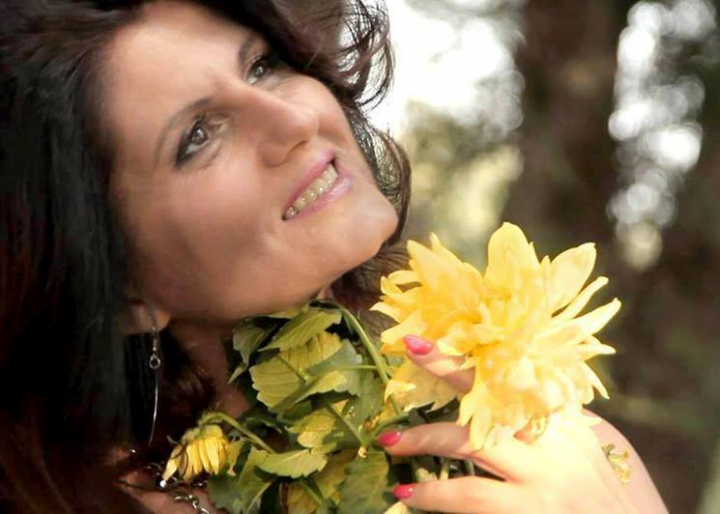 E bunica, dar insista sa fie sexy! Lenuta Burghila, in fusta scurta de piele si colanti cu imprimeu - FOTO E bunica, dar insista sa fie sexy! Lenuta Burghila, in fusta scurta de piele si colanti cu imprimeu - FOTO