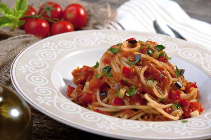 Spaghete cu legume si sos de rosii! O reteta deosebita, de post Spaghete cu legume si sos de rosii! O reteta deosebita, de post