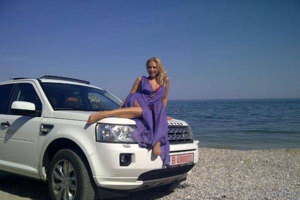 Iulia Vantur, victima lipsei locurilor de parcare! Uite cum si-a lasat bolidul - FOTO Iulia Vantur, victima lipsei locurilor de parcare! Uite cum si-a lasat bolidul - FOTO